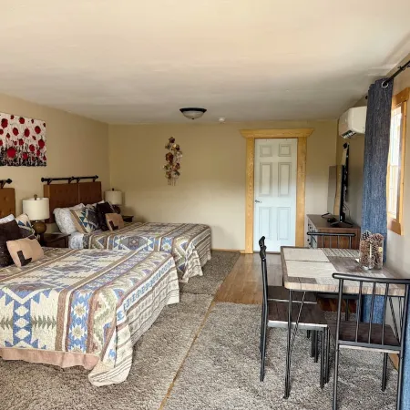 2 Minutes from the North Entrance of Yellowstone - Beautiful and Cozy Cabin