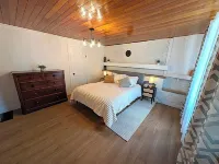 Renovated Ravine Cottage | Walk to Beach | Sleeps 8 | A/C, BBQ, & Firepit - Wi-Fi