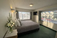 BK's Fountain Court Motel - Pools