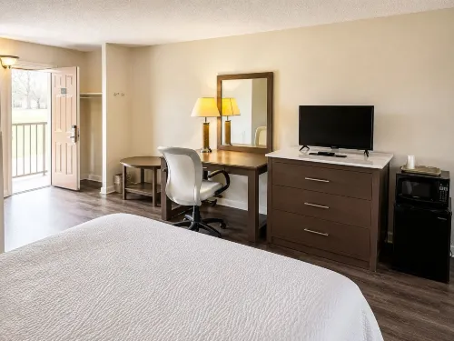 COUNTRY HOST INN - Inns