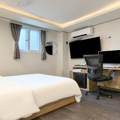day and night hotel 鄰近元堂的酒店