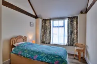 Family Cottage Near Wilsthorpe Beach - 4-Star