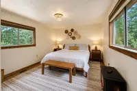 Trobele 3 Bedroom Home by NW Comfy Cabins by RedAwning - Chalets