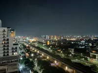 Luxury Stay for Solo Couple Triple Near Pari Chowk Expo Mart for up 4 guests - อพาร์ทเม้นท์