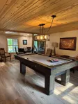 Cozy 2 bedroom cabin with fireplace steps to sand bottom swimming and lake views - 무료 와이파이