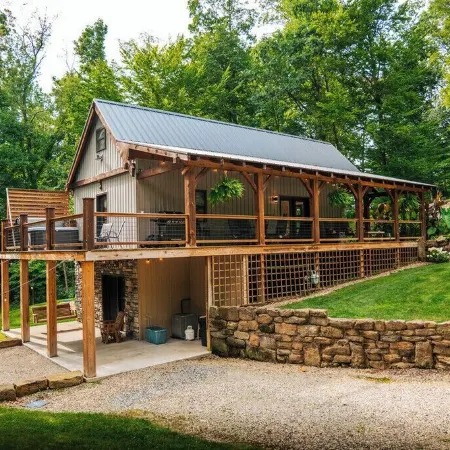 Cabin Retreat on quiet back road in Amish Country with hot tub