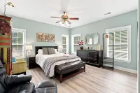 Luxury Lake House, Pool, Hot tub, Dock, Beach, Game room ,Boat Rental available - Wifi