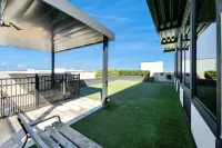 Luxury Houston Apartment: Rooftop Pool, City Views & King Beds Near Downtown - Condos