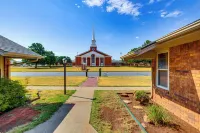 Patio & Courtyard! Elk City Townhome -  Privatzimmer
