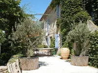 Les Puits Neufs Hotels near Synagogue de Cavaillon