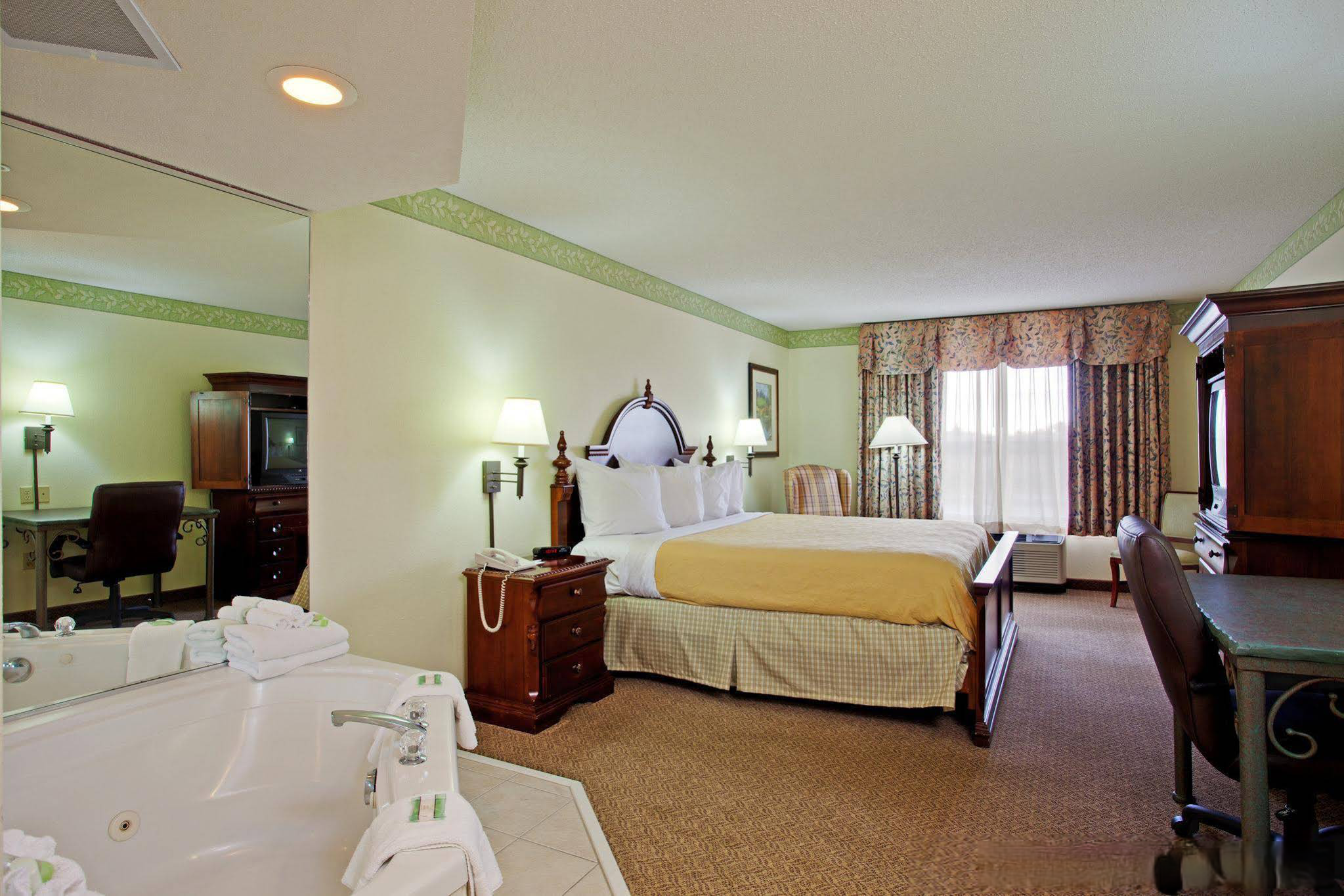 Country Inn & Suites by Radisson, Brooklyn Center, MN