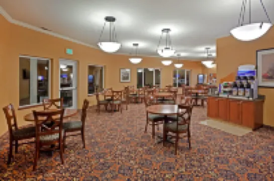 홀리데이 인 익스프레스 호텔 & 스위트 애스토리아