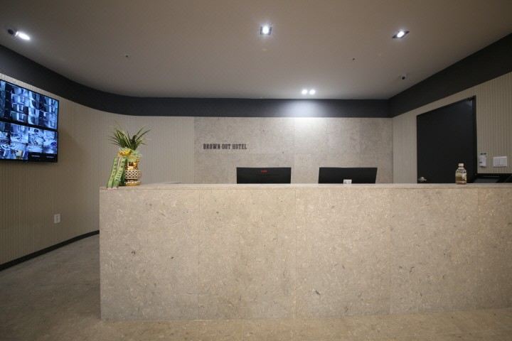 [사직 야구장 인근의 브라운도트 호텔 입구 이미지]