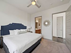 Elegant, Recently Upgraded Apt – Downtown Location