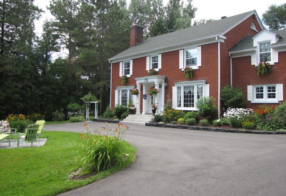 La Maison Au Pignon Vert Bromont | Ventana Blog