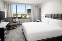 Hilton Woodland Hills/ Los Angeles Hotels near Heroes