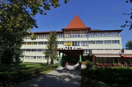 Sport Hotel Отели рядом с достопримечательностью «Debrecen Zoo and Amusement Park»