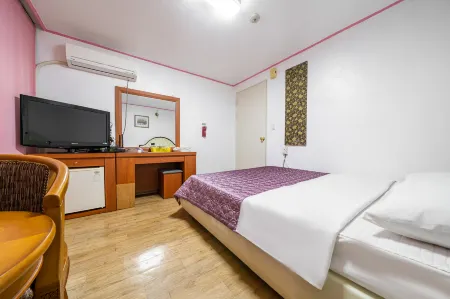 Hoengseong New World Motel Отели рядом с достопримечательностью «Hoengseong Welli Hilli Park Ski Resort»