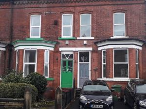 Grand 3-Bed Quasi Semi House in Manchester