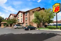 Super 8 by Wyndham Peoria East فنادق في Fondulac Township