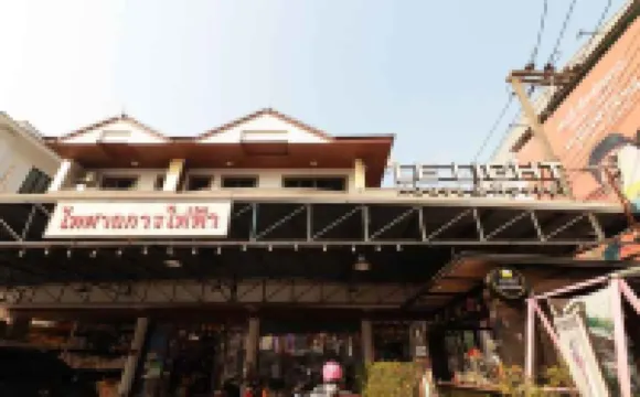 Le Light House & Hostel Hoteles cerca de Bann Phor Liang Meun Terra Cotta Arts