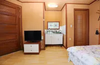 Taean Gaetyeowool Pension Hotel dekat Yeongmokhang Port