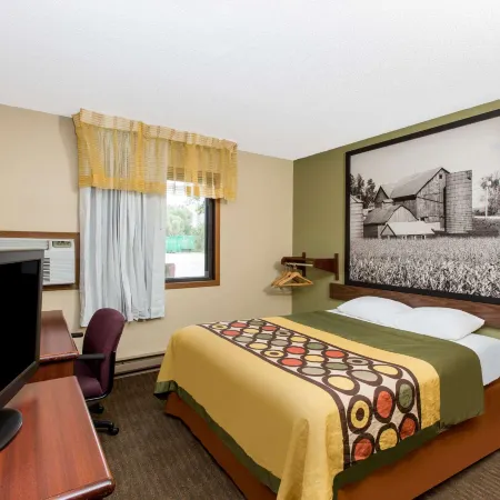 Super 8 by Wyndham Fairmont