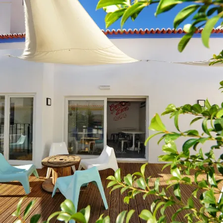 Son of a Beach Hostel Отели рядом с достопримечательностью «Пляж Инател»