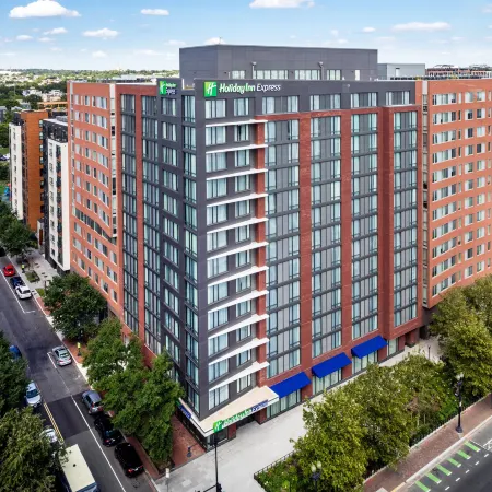 Holiday Inn Express WASHINGTON DC DOWNTOWN by IHG Отели рядом с достопримечательностью «Концертный зал «Конститьюшн-холл»»