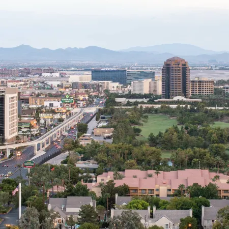 SpringHill Suites by Marriott Las Vegas Convention Center Отели рядом с достопримечательностью «Тренировочное поле для гольфа Desert Pines»