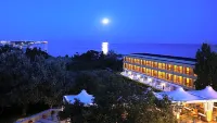 Alexander Beach Hotel & Spa Hotels near Liberation Park