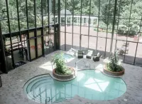 DoubleTree by Hilton Charlottesville - Pools