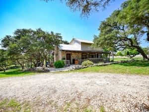 Luxury 23-AC Ranch with Hot Tub and Fire Pit!