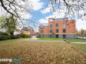 Elliot Oliver - Stylish Loft Style Two Bedroom Apartment with Parking