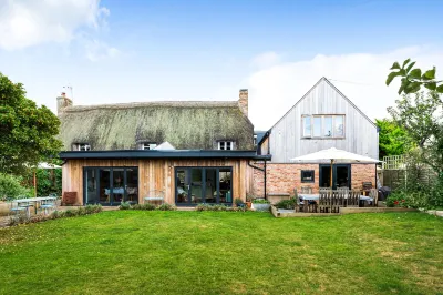 Barton Cottage Bed and Breakfast Hotel dekat Eweleaze Farm