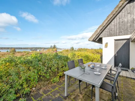 "Tordis" - 300m to the Fjord Отели в г. Roslev