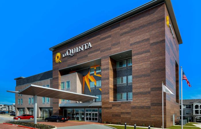 La Quinta Inn & Suites by Wyndham DFW West-Glade-Parks