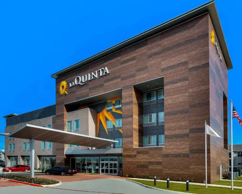 La Quinta Inn & Suites by Wyndham DFW West-Glade-Parks Hotels in Euless