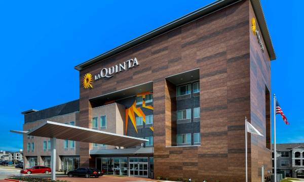 La Quinta Inn & Suites by Wyndham DFW West-Glade-Parks