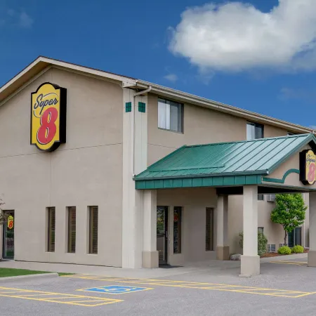 Super 8 by Wyndham Willmar