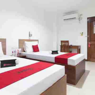 RedDoorz Plus Near Vigan City Commercial Center Rooms