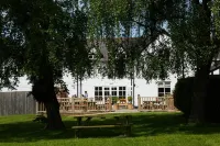 The Egerton Arms Hotels in Пекфортон