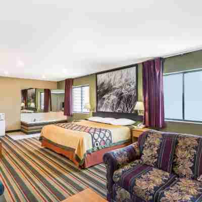 Super 8 by Wyndham Chanute Rooms