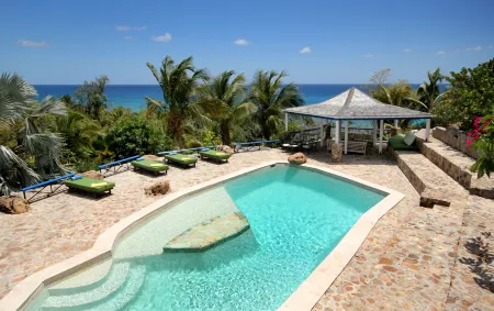 The Carib House 5 Bedrooms and Pool Close to Beach Отели в г. Liberta