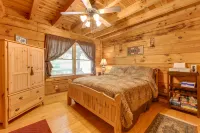Cabin w/ Hot Tub + Fishing Pond in Del Rio! - parking