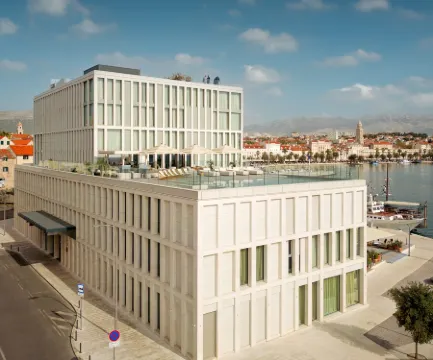 Hotel Ambasador Отели рядом с достопримечательностью «Набережная Рива»