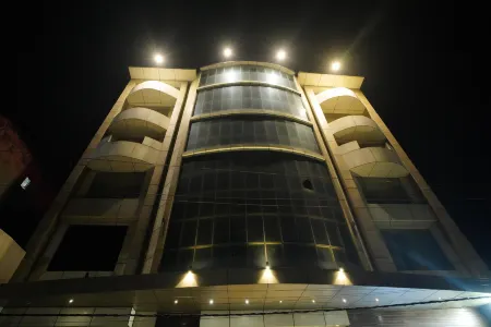 Hotel Manisha International Отели рядом с достопримечательностью «Vishnupad Temple»