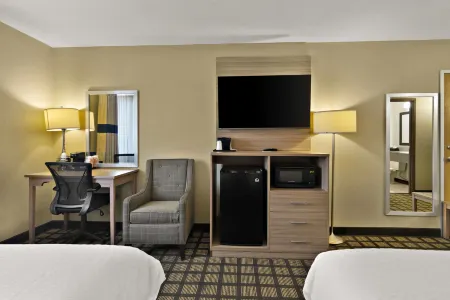 Clarion Pointe Bloomington-Normal Near I-55 and University Отели в г. Нормал