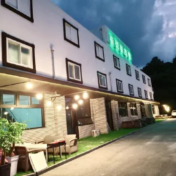 Gwangyang Plum Blossom Pool Villa & Pension Отели в г. Кванъян