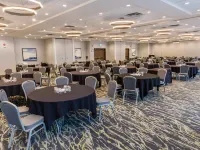 Holiday Inn & Suites CALGARY SOUTH - CONFERENCE CTR by IHG Отели рядом с достопримечательностью «Железнодорожная станция Heritage C Train»